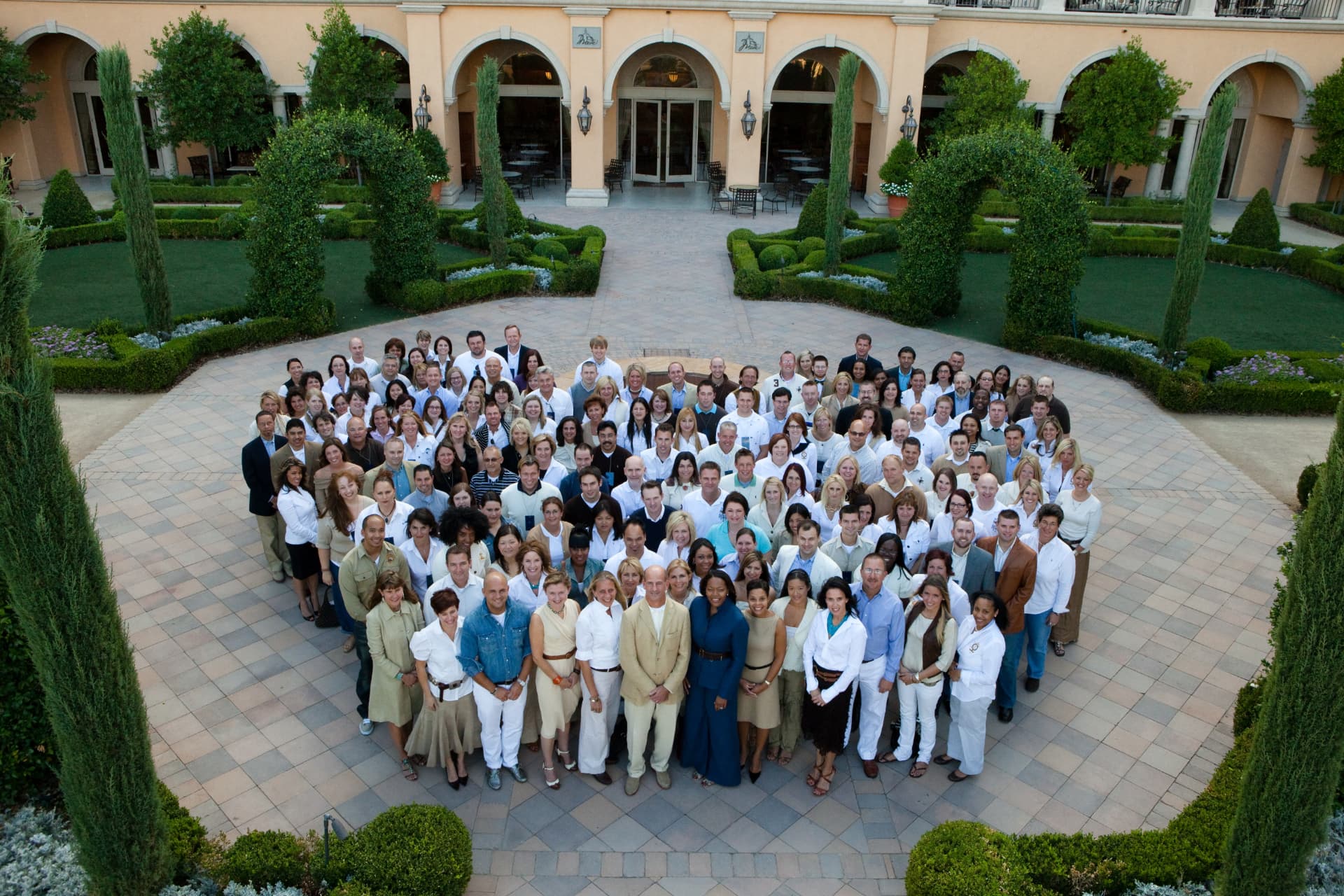 Large group photo of the Ralph Lauren team in the courtyard of the GM conference venue in Las Vegas
